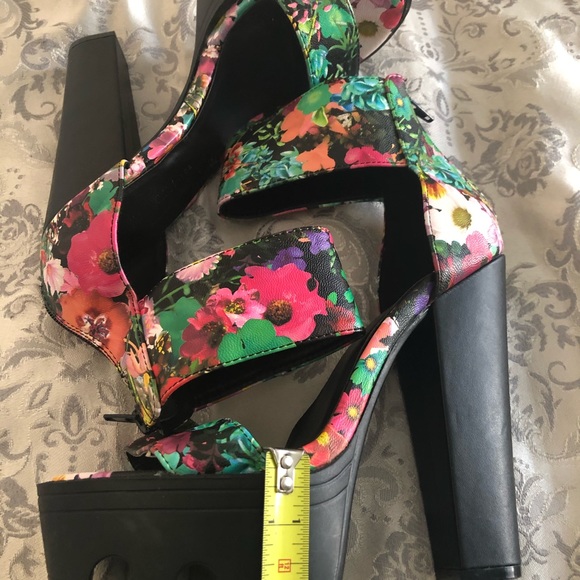*** SOLD **Wild Diva Lounge Floral Print Platform - Picture 14 of 16